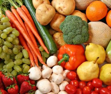 Peste 40 de tone de legume şi fructe au fost confiscate din două autotrenuri în Borş 